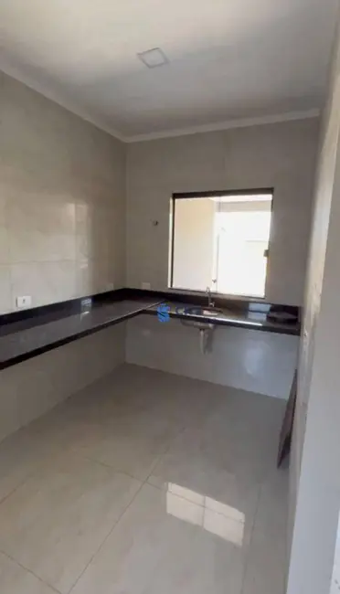 Casa com 3 quartos à venda, 125m2 em Jardim Portal de Itamaracá, Londrina - PR - imagem 3 Foto 3 de Casa com 3 quartos à venda, 125m2 em Jardim Portal de Itamaracá, Londrina - PR