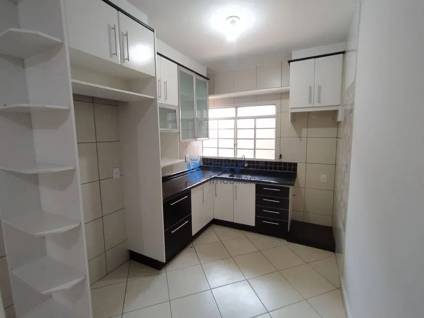 Foto 7 de Casa com 3 quartos para alugar, 189m2 em Santa Mônica, Londrina - PR