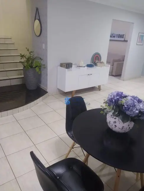 Sobrado com 3 quartos à venda, 252m2 em Jardim Montecatini, Cambe - PR - imagem 8 Foto 8 de Sobrado com 3 quartos à venda, 252m2 em Jardim Montecatini, Cambe - PR