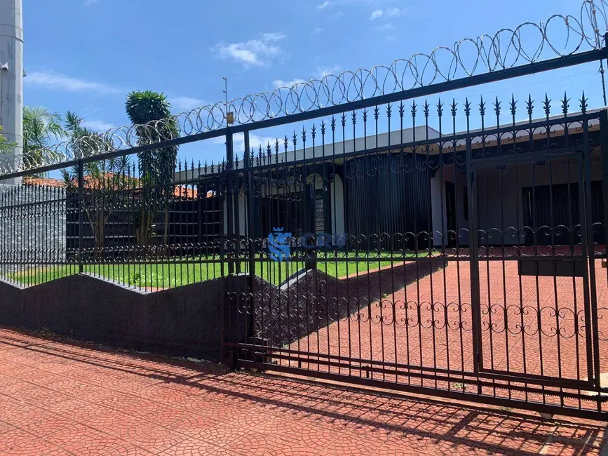 Foto 2 de Casa com 3 quartos para alugar, 600m2 em Londrina - PR