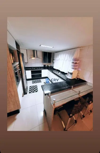 Sobrado com 5 quartos à venda, 330m2 em Santa Mônica, Londrina - PR - imagem 7 Foto 7 de Sobrado com 5 quartos à venda, 330m2 em Santa Mônica, Londrina - PR