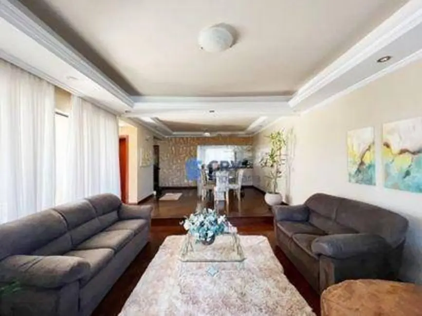 Casa com 3 quartos à venda e para alugar, 478m2 em Portal de Versalhes 2, Londrina - PR - imagem 5 Foto 5 de Casa com 3 quartos à venda e para alugar, 478m2 em Portal de Versalhes 2, Londrina - PR