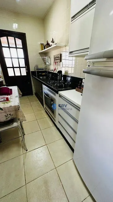Sobrado com 3 quartos à venda, 182m2 em Jardim Albatroz, Londrina - PR - imagem 4 Foto 4 de Sobrado com 3 quartos à venda, 182m2 em Jardim Albatroz, Londrina - PR