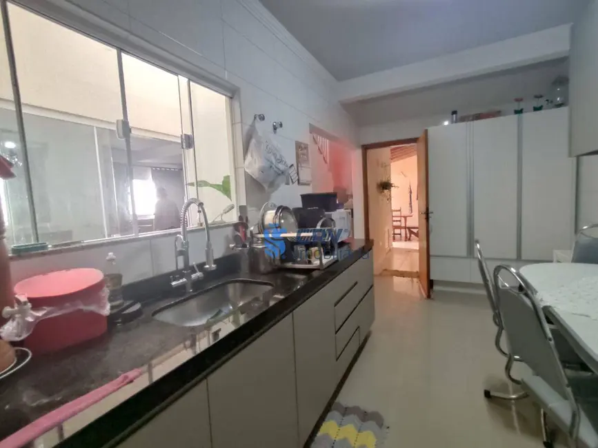 Sobrado com 3 quartos à venda, 152m2 em Londrina - PR - imagem 8 Foto 8 de Sobrado com 3 quartos à venda, 152m2 em Londrina - PR
