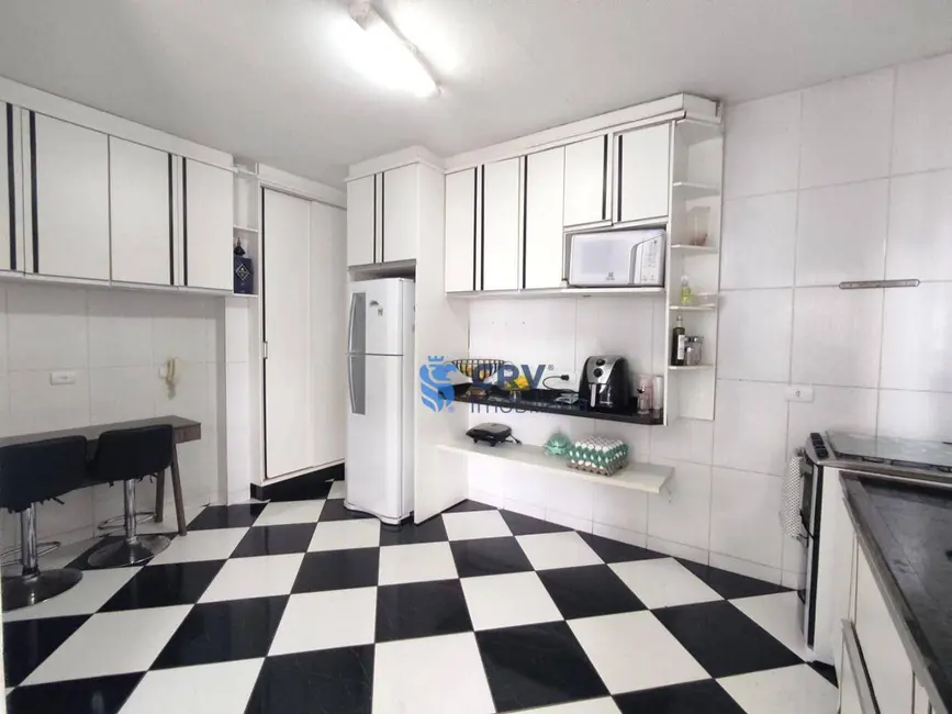 Sobrado com 3 quartos à venda, 305m2 em Jardim Presidente, Londrina - PR - imagem 8 Foto 8 de Sobrado com 3 quartos à venda, 305m2 em Jardim Presidente, Londrina - PR