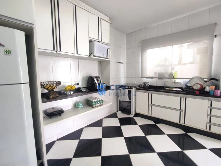 Sobrado com 3 quartos à venda, 305m2 em Jardim Presidente, Londrina - PR - imagem 9 Foto 9 de Sobrado com 3 quartos à venda, 305m2 em Jardim Presidente, Londrina - PR