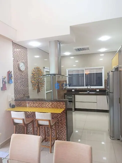 Sobrado com 3 quartos à venda, 500m2 em Londrina - PR - imagem 9 Foto 9 de Sobrado com 3 quartos à venda, 500m2 em Londrina - PR