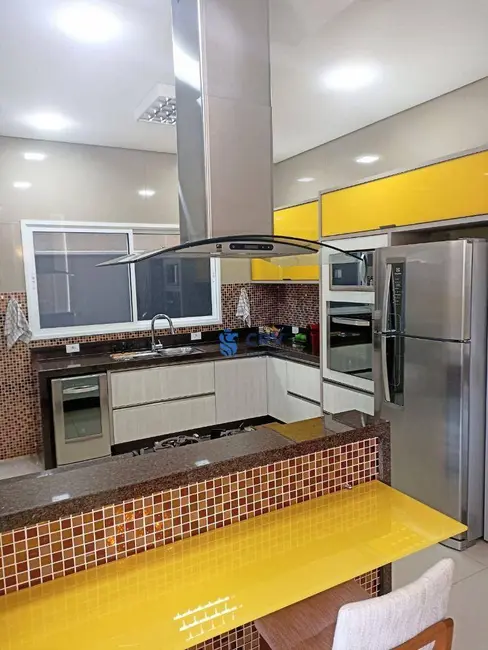 Sobrado com 3 quartos à venda, 500m2 em Londrina - PR - imagem 8 Foto 8 de Sobrado com 3 quartos à venda, 500m2 em Londrina - PR
