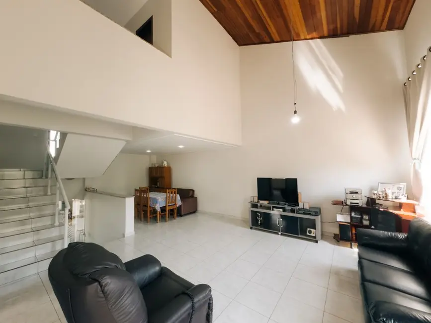 Foto 3 de Sobrado com 3 quartos à venda, 320m2 em Londrina - PR