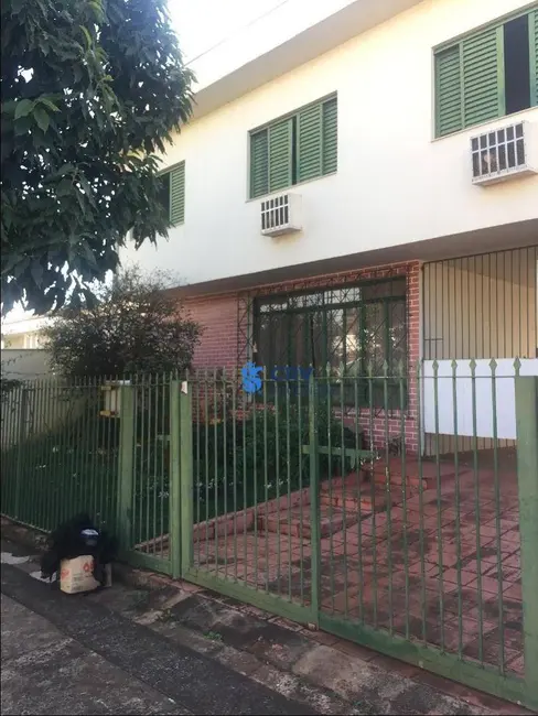 Foto 2 de Sobrado com 4 quartos à venda, 270m2 em Londrina - PR