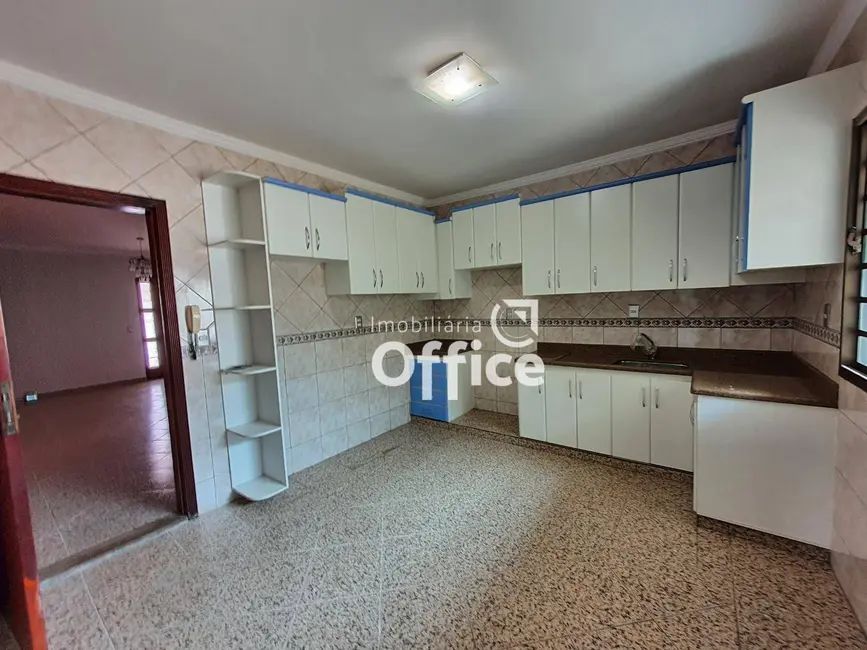 Foto 8 de Casa com 3 quartos à venda, 600m2 em Vila Santa Isabel, Anapolis - GO