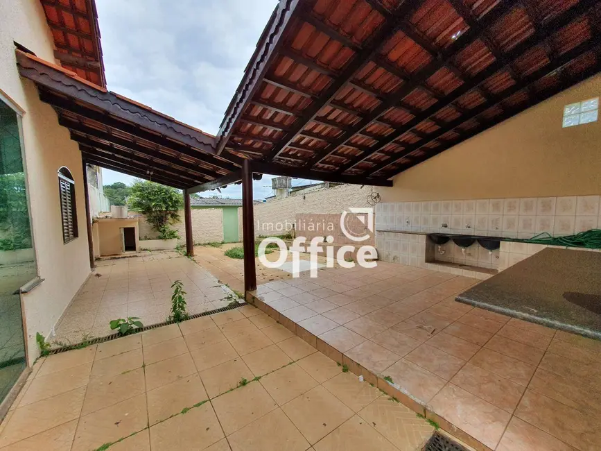 Foto 2 de Casa com 3 quartos à venda, 600m2 em Vila Santa Isabel, Anapolis - GO