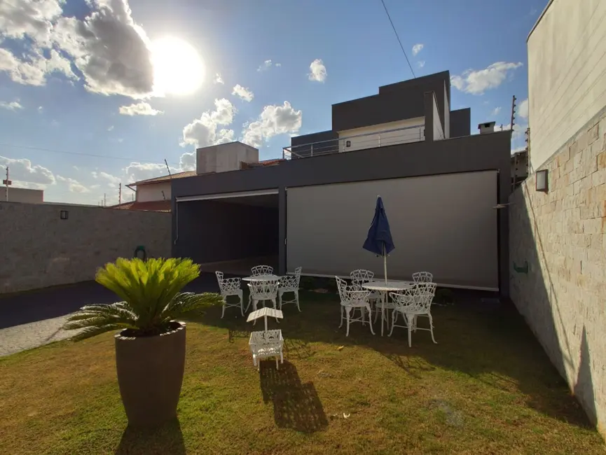 Foto 1 de Casa com 3 quartos à venda, 360m2 em Residencial Jardins do Lago, Anapolis - GO