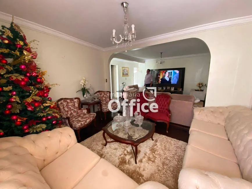 Foto 4 de Casa com 3 quartos à venda, 412m2 em Anapolis - GO