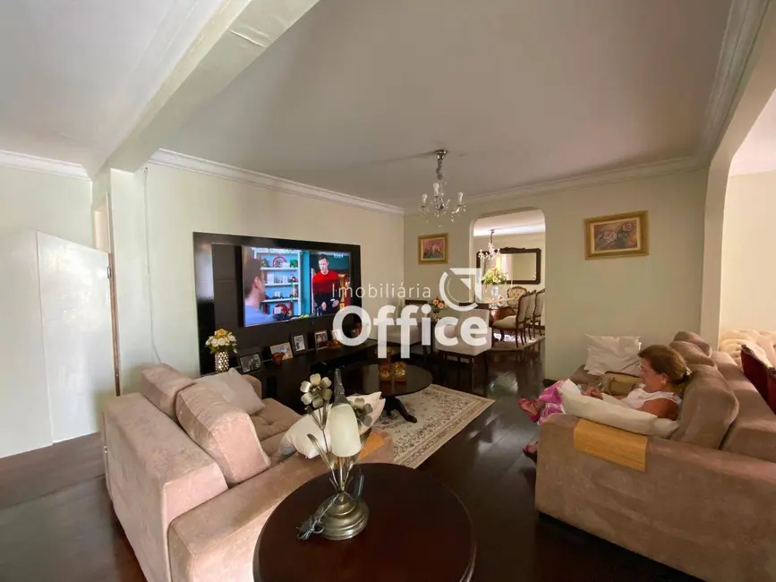 Foto 3 de Casa com 3 quartos à venda, 412m2 em Anapolis - GO