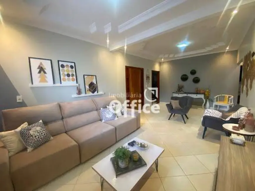 Foto 2 de Casa com 3 quartos à venda, 300m2 em Residencial Araguaia, Anapolis - GO