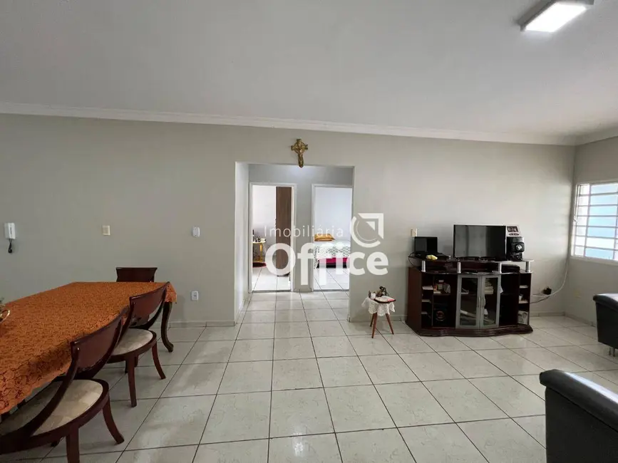 Casa com 3 quartos à venda, 270m2 em Vila Industrial, Anapolis - GO - imagem 9 Foto 9 de Casa com 3 quartos à venda, 270m2 em Vila Industrial, Anapolis - GO