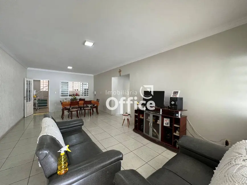 Casa com 3 quartos à venda, 270m2 em Vila Industrial, Anapolis - GO - imagem 8 Foto 8 de Casa com 3 quartos à venda, 270m2 em Vila Industrial, Anapolis - GO