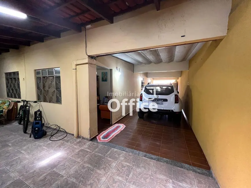 Foto 2 de Casa com 3 quartos à venda, 200m2 em Vila Santa Isabel, Anapolis - GO