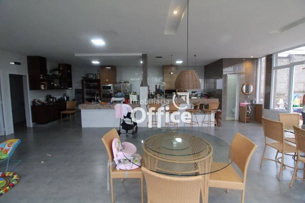Sobrado com 3 quartos à venda, 900m2 em Anapolis - GO - imagem 5 Foto 5 de Sobrado com 3 quartos à venda, 900m2 em Anapolis - GO