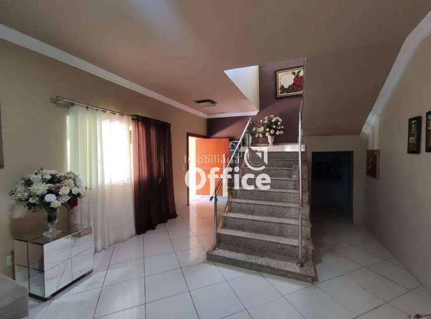 Sobrado com 4 quartos à venda, 270m2 em Santo André, Anapolis - GO - imagem 4 Foto 4 de Sobrado com 4 quartos à venda, 270m2 em Santo André, Anapolis - GO