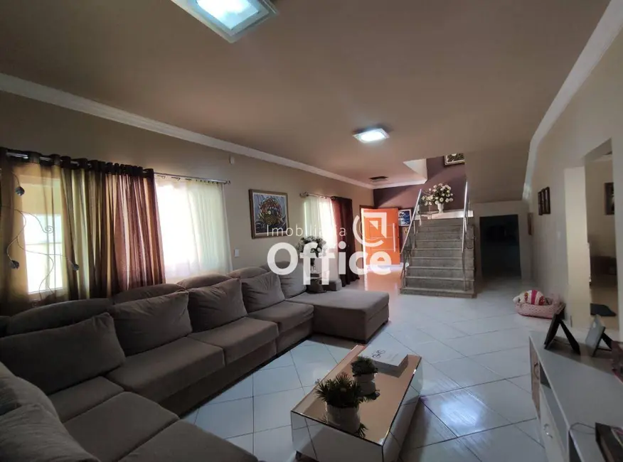 Sobrado com 4 quartos à venda, 270m2 em Santo André, Anapolis - GO - imagem 3 Foto 3 de Sobrado com 4 quartos à venda, 270m2 em Santo André, Anapolis - GO