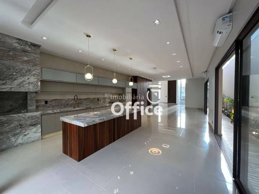 Foto 2 de Casa de Condomínio com 4 quartos à venda, 490m2 em Residencial Anaville, Anapolis - GO