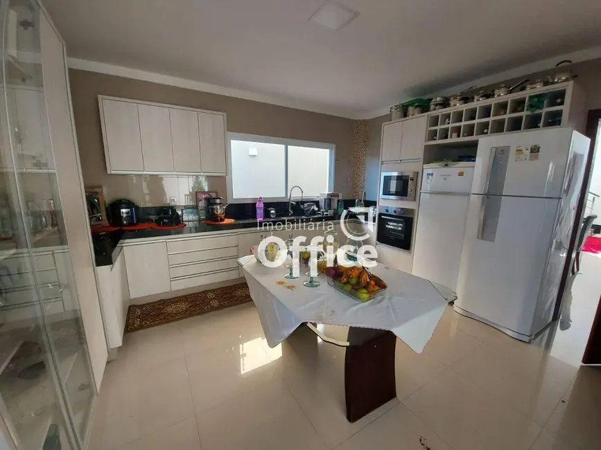 Sobrado com 4 quartos à venda, 364m2 em Residencial Jardins do Lago, Anapolis - GO - imagem 3 Foto 3 de Sobrado com 4 quartos à venda, 364m2 em Residencial Jardins do Lago, Anapolis - GO