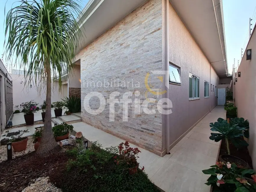 Casa com 4 quartos à venda, 450m2 em Vila Jaiara, Anapolis - GO - imagem 3 Foto 3 de Casa com 4 quartos à venda, 450m2 em Vila Jaiara, Anapolis - GO