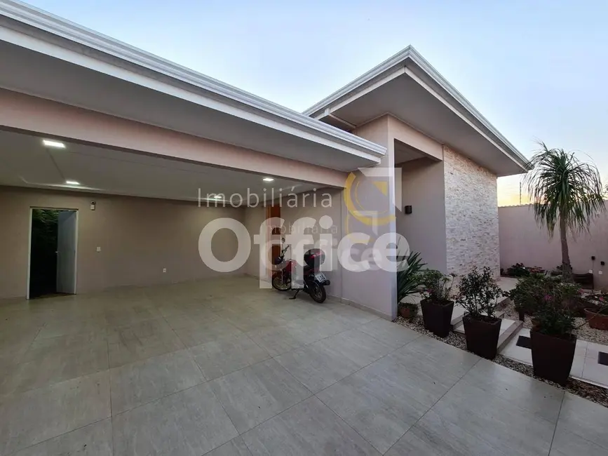 Foto 1 de Casa com 4 quartos à venda, 450m2 em Vila Jaiara, Anapolis - GO