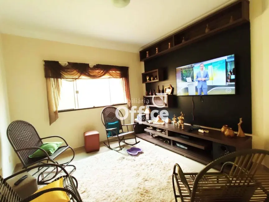 Sobrado com 4 quartos à venda, 300m2 em Parque Brasília 2ª Etapa, Anapolis - GO - imagem 3 Foto 3 de Sobrado com 4 quartos à venda, 300m2 em Parque Brasília 2ª Etapa, Anapolis - GO