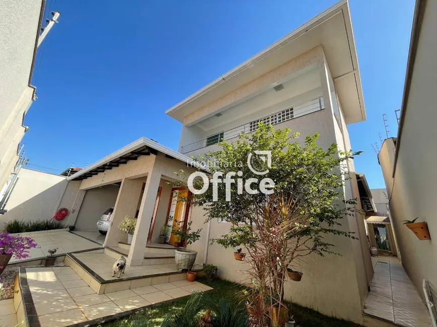 Foto 1 de Casa com 3 quartos à venda, 380m2 em São Carlos, Anapolis - GO