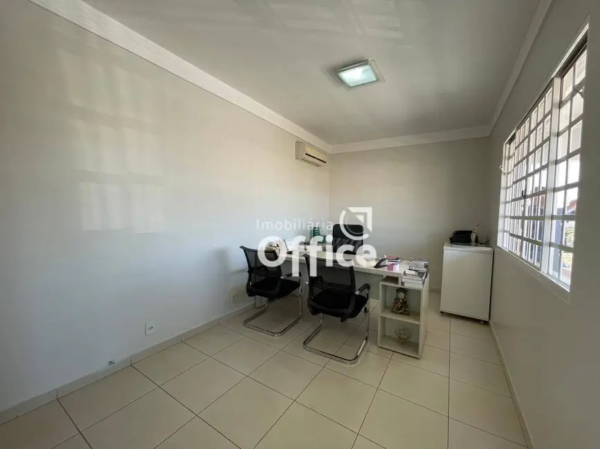 Casa com 3 quartos à venda, 380m2 em São Carlos, Anapolis - GO - imagem 5 Foto 5 de Casa com 3 quartos à venda, 380m2 em São Carlos, Anapolis - GO
