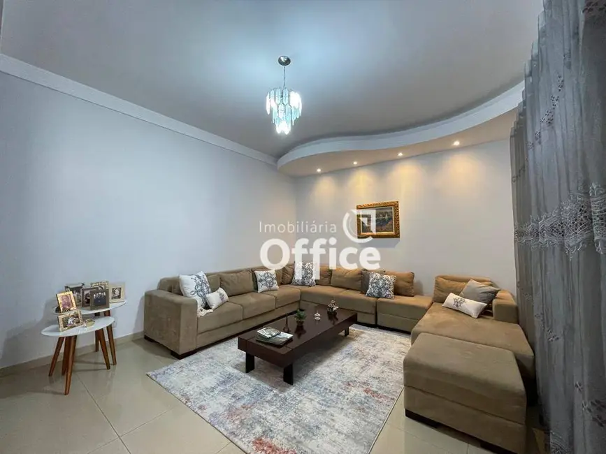 Casa com 3 quartos à venda, 380m2 em São Carlos, Anapolis - GO - imagem 7 Foto 7 de Casa com 3 quartos à venda, 380m2 em São Carlos, Anapolis - GO