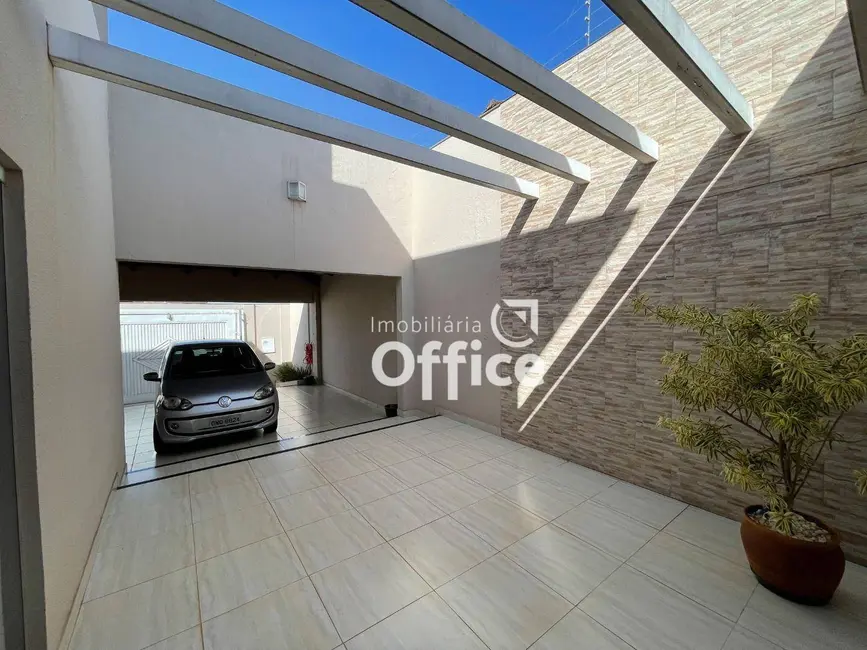 Casa com 3 quartos à venda, 380m2 em São Carlos, Anapolis - GO - imagem 3 Foto 3 de Casa com 3 quartos à venda, 380m2 em São Carlos, Anapolis - GO