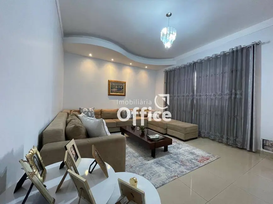 Casa com 3 quartos à venda, 380m2 em São Carlos, Anapolis - GO - imagem 6 Foto 6 de Casa com 3 quartos à venda, 380m2 em São Carlos, Anapolis - GO