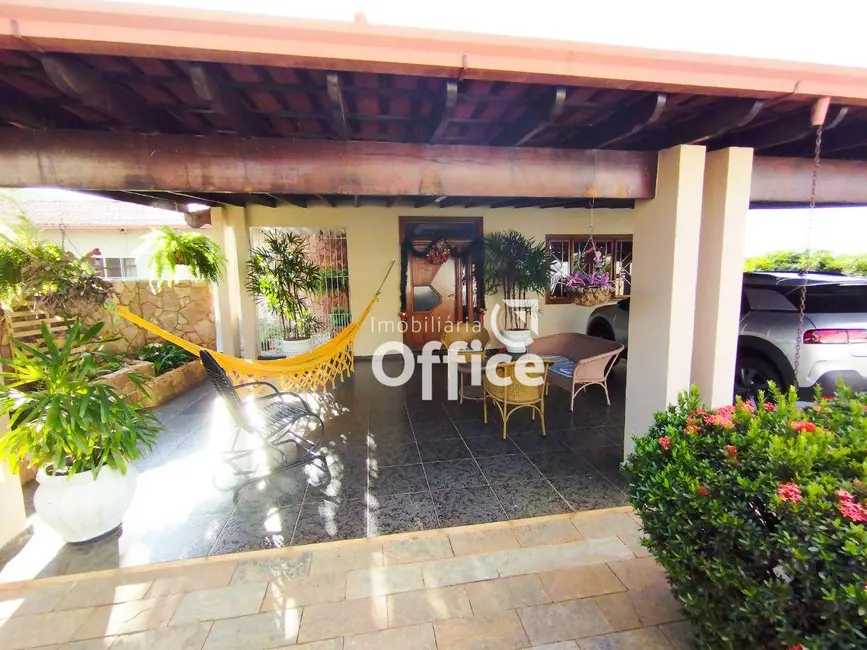 Casa com 3 quartos à venda, 696m2 em Jardim Petrópolis, Anapolis - GO - imagem 3 Foto 3 de Casa com 3 quartos à venda, 696m2 em Jardim Petrópolis, Anapolis - GO