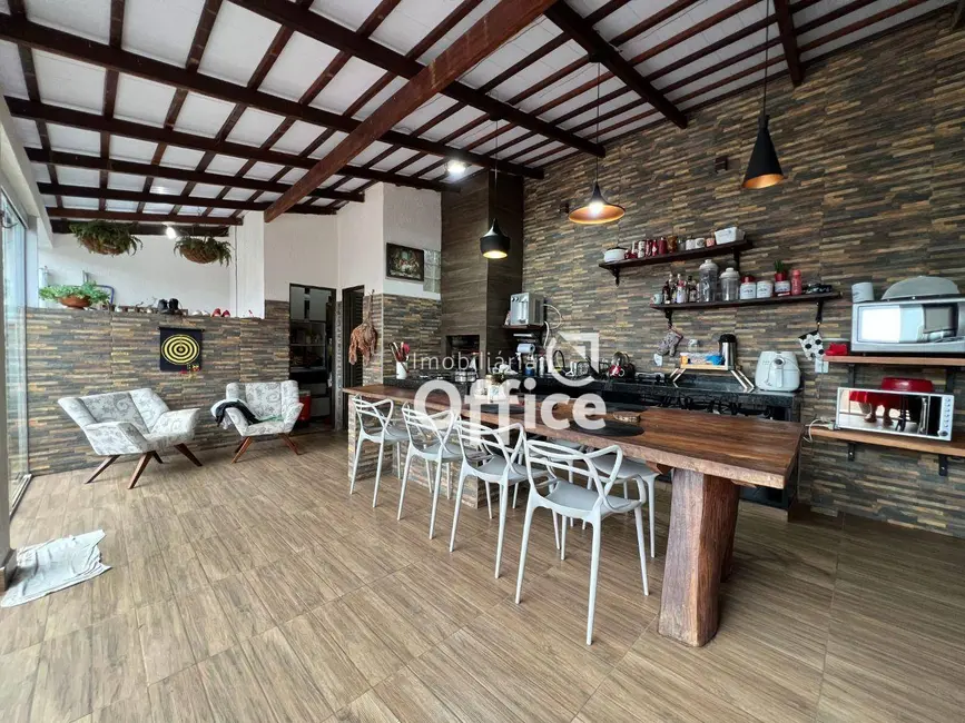 Casa com 3 quartos à venda, 300m2 em Residencial Araguaia, Anapolis - GO - imagem 2 Foto 2 de Casa com 3 quartos à venda, 300m2 em Residencial Araguaia, Anapolis - GO