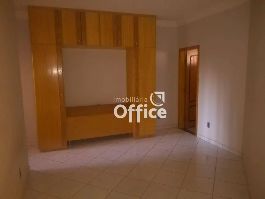 Sobrado com 4 quartos à venda, 400m2 em Batista, Anapolis - GO - imagem 8 Foto 8 de Sobrado com 4 quartos à venda, 400m2 em Batista, Anapolis - GO