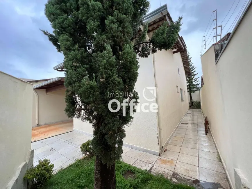 Foto 2 de Casa com 3 quartos para alugar, 200m2 em Residencial Ayrton Senna, Anapolis - GO