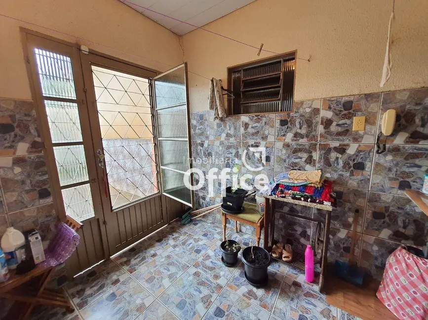 Casa com 4 quartos à venda, 240m2 em Setor Central, Anapolis - GO - imagem 9 Foto 9 de Casa com 4 quartos à venda, 240m2 em Setor Central, Anapolis - GO