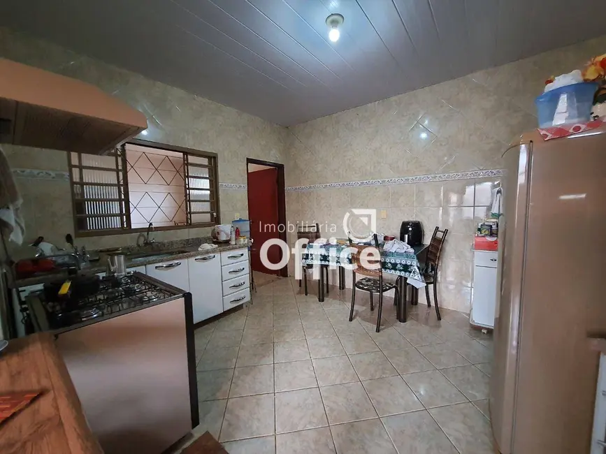 Casa com 4 quartos à venda, 240m2 em Setor Central, Anapolis - GO - imagem 6 Foto 6 de Casa com 4 quartos à venda, 240m2 em Setor Central, Anapolis - GO