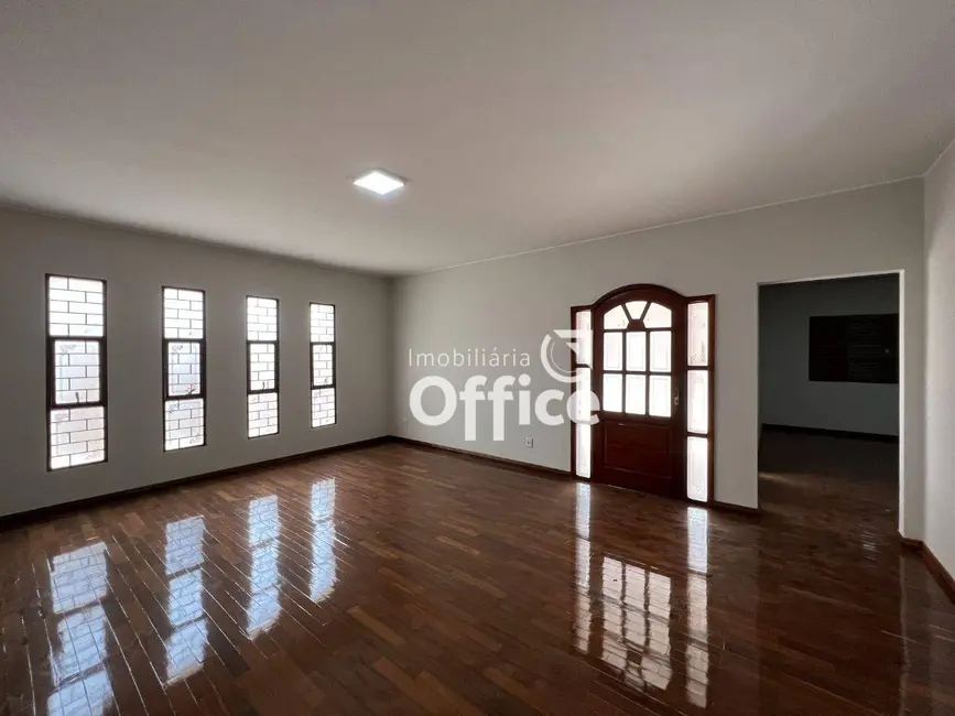 Casa com 3 quartos à venda, 445m2 em Jardim Bandeirante, Anapolis - GO - imagem 4 Foto 4 de Casa com 3 quartos à venda, 445m2 em Jardim Bandeirante, Anapolis - GO