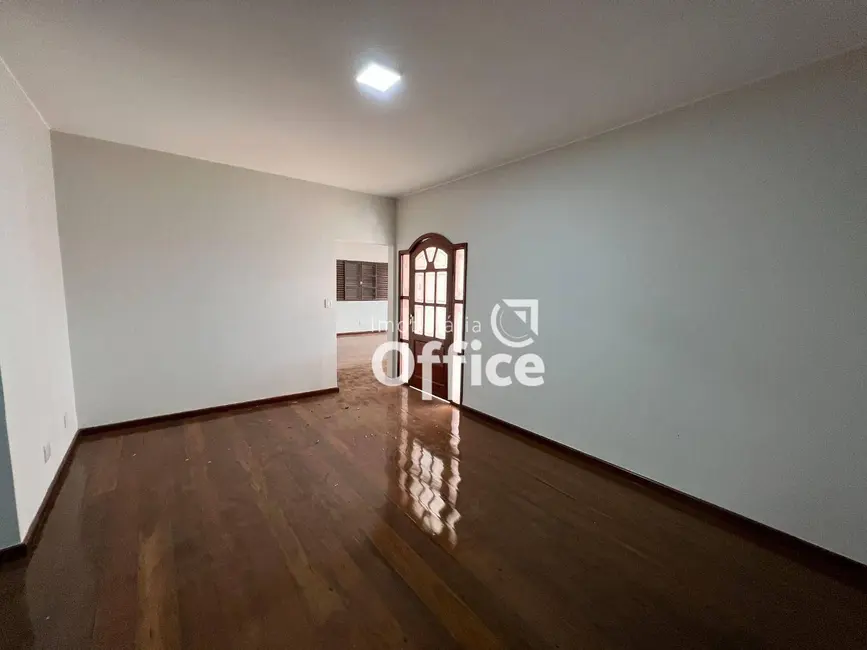 Casa com 3 quartos à venda, 445m2 em Jardim Bandeirante, Anapolis - GO - imagem 8 Foto 8 de Casa com 3 quartos à venda, 445m2 em Jardim Bandeirante, Anapolis - GO