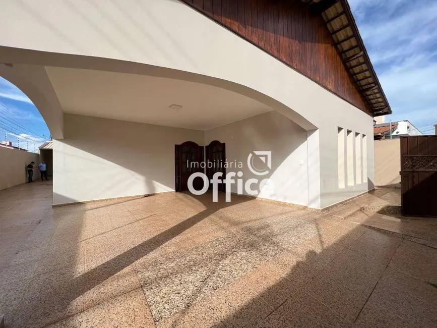 Casa com 3 quartos à venda, 445m2 em Jardim Bandeirante, Anapolis - GO - imagem 3 Foto 3 de Casa com 3 quartos à venda, 445m2 em Jardim Bandeirante, Anapolis - GO