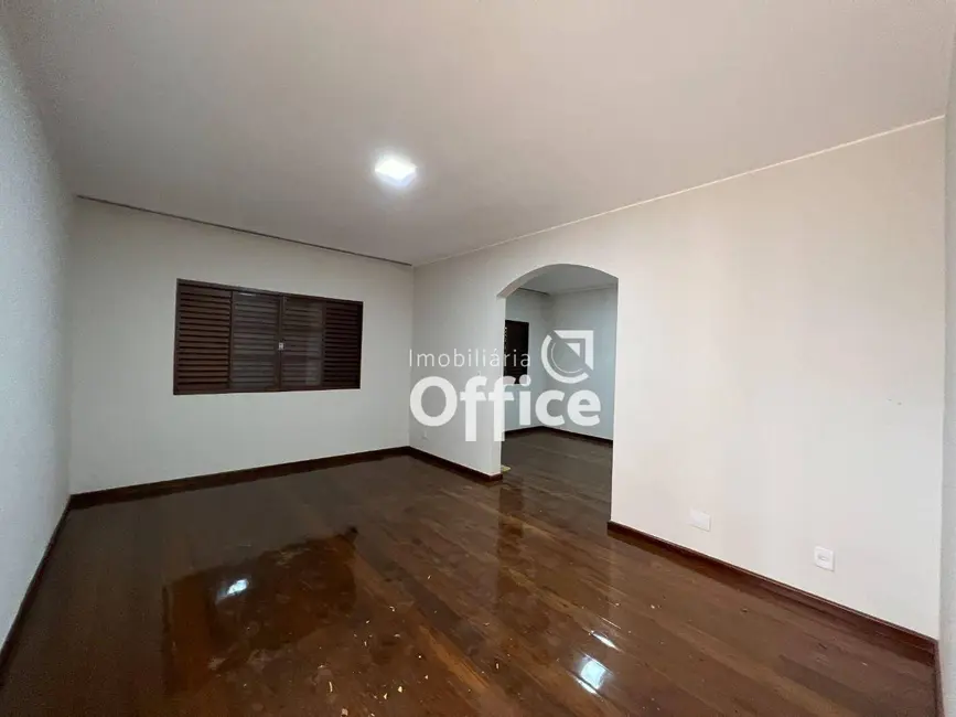 Casa com 3 quartos à venda, 445m2 em Jardim Bandeirante, Anapolis - GO - imagem 9 Foto 9 de Casa com 3 quartos à venda, 445m2 em Jardim Bandeirante, Anapolis - GO