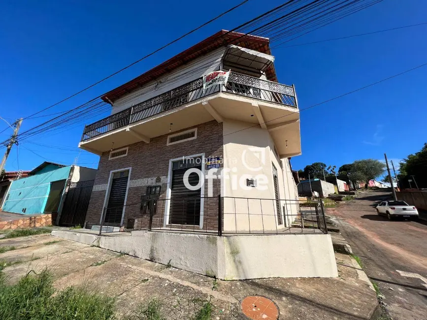 Foto 2 de Sobrado com 5 quartos à venda, 360m2 em Vila Jaiara, Anapolis - GO