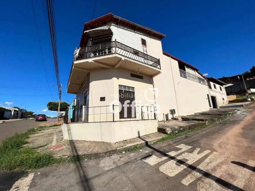 Foto 1 de Sobrado com 5 quartos à venda, 360m2 em Vila Jaiara, Anapolis - GO