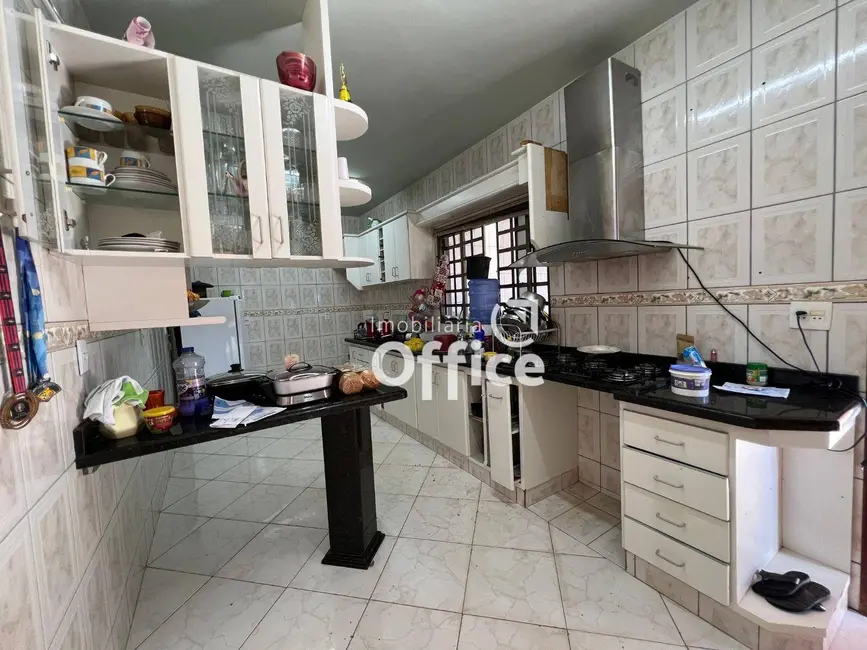 Sobrado com 5 quartos à venda, 360m2 em Vila Jaiara, Anapolis - GO - imagem 9 Foto 9 de Sobrado com 5 quartos à venda, 360m2 em Vila Jaiara, Anapolis - GO