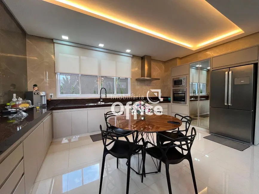 Sobrado com 4 quartos à venda, 360m2 em Condomínio Residencial Grand Trianon, Anapolis - GO - imagem 3 Foto 3 de Sobrado com 4 quartos à venda, 360m2 em Condomínio Residencial Grand Trianon, Anapolis - GO